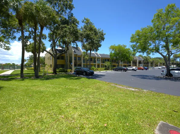 1523 Meadows Cir W, Boynton Beach, FL