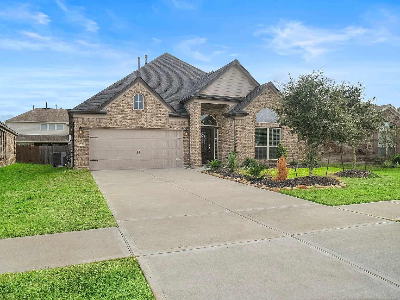 4 bed, 3.0 bath, 2076 sqft, $2,400 — Photo 1