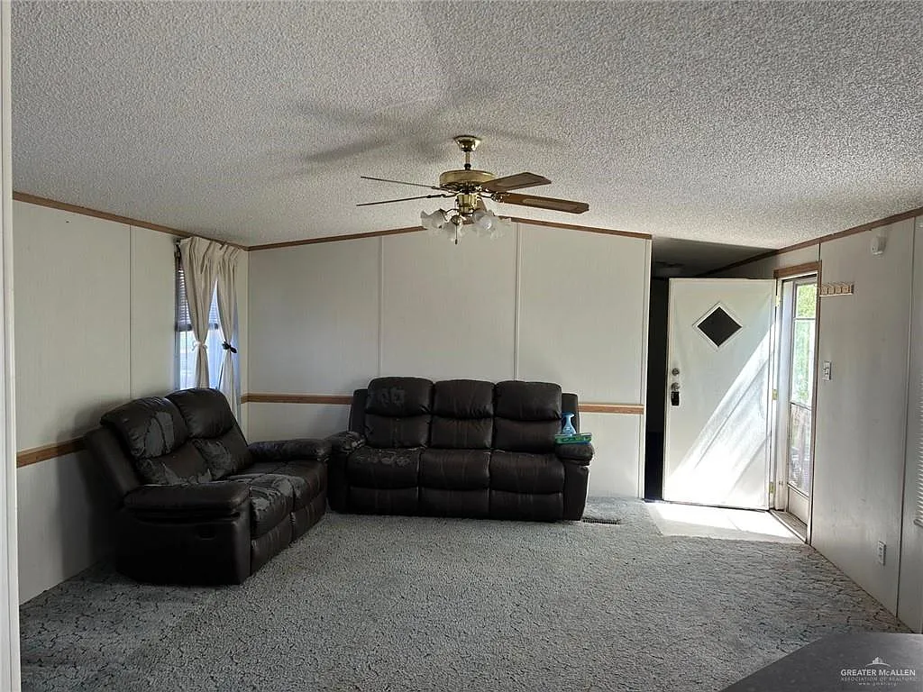 3 bed, 2.0 bath, 1216 sqft, $950 — Photo 2