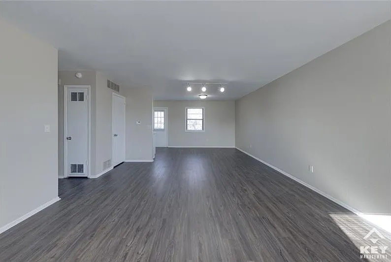 2 bed, 1.5 bath, 1145 sqft, $1,050 — Photo 3