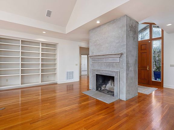 3rd image of 4 Mountain Ridge Ct