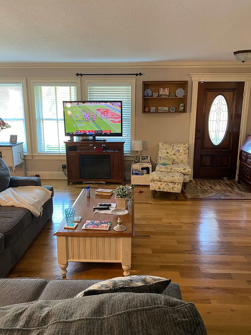 3 bed, 2.0 bath, 1900 sqft, $2,600 — Photo 3
