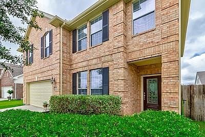 Beautiful, manicured front lawn and front of home