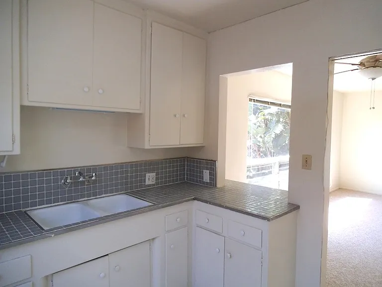 Grace Ave — Photo 4