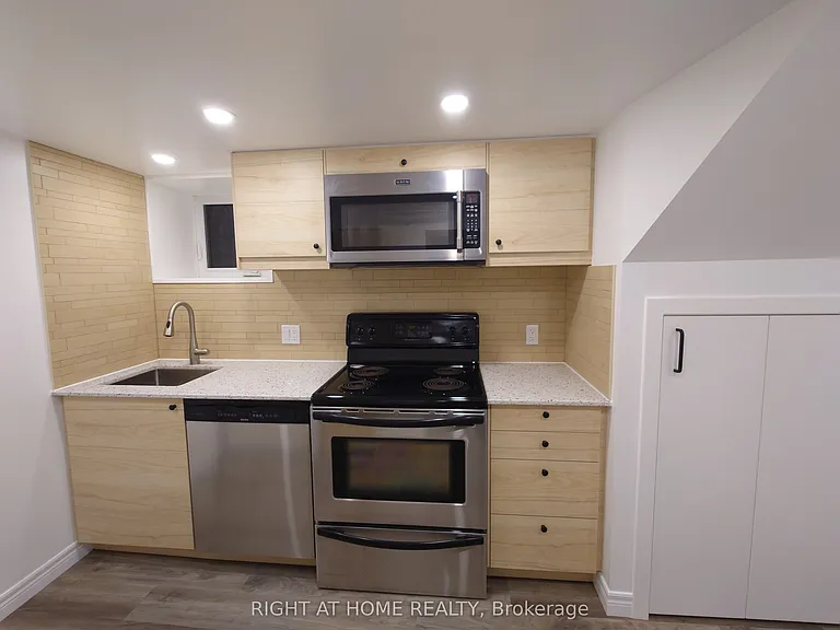 117 Wellington St S — Photo 3