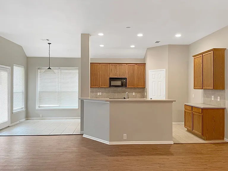 2820 Thorncreek Ln — Photo 5