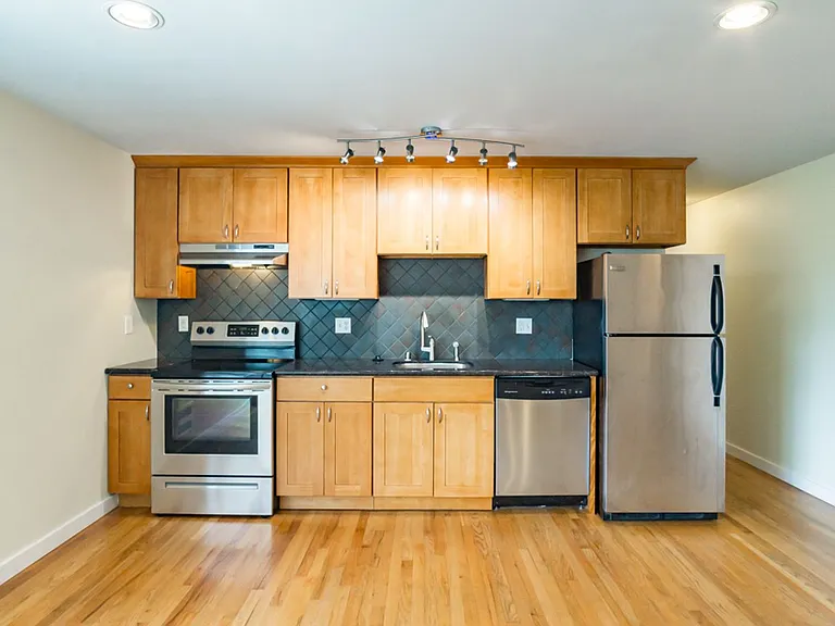 2211 Franklin Ave E — Photo 6