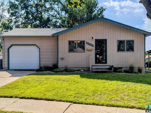 1013 S Harrington Cir, Sioux Falls, SD 57103