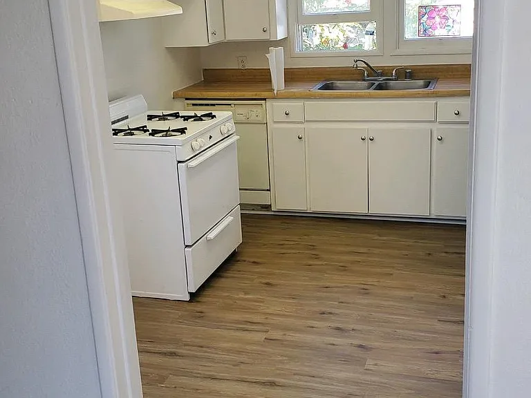 382 W 12th St #384-1/2 — Photo 5