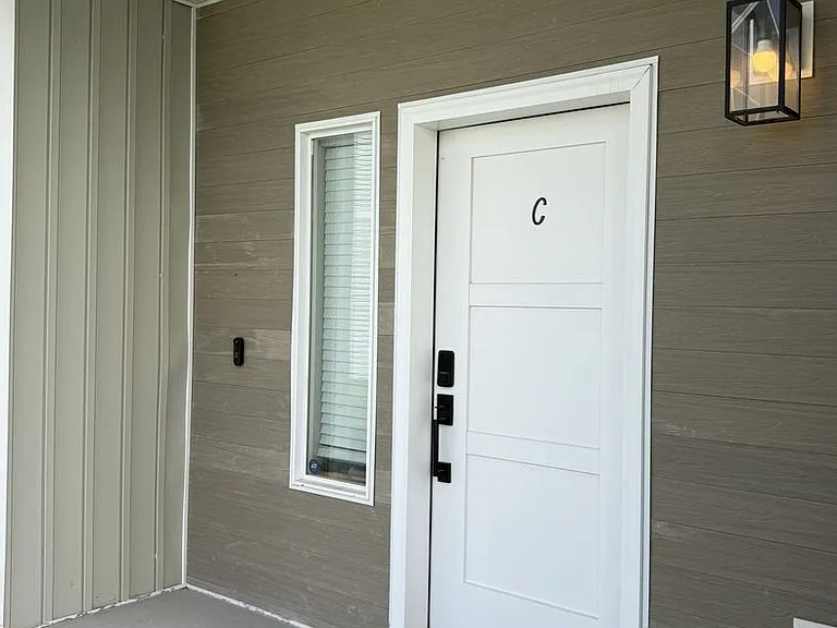 5560 Trueman #C — Photo 3