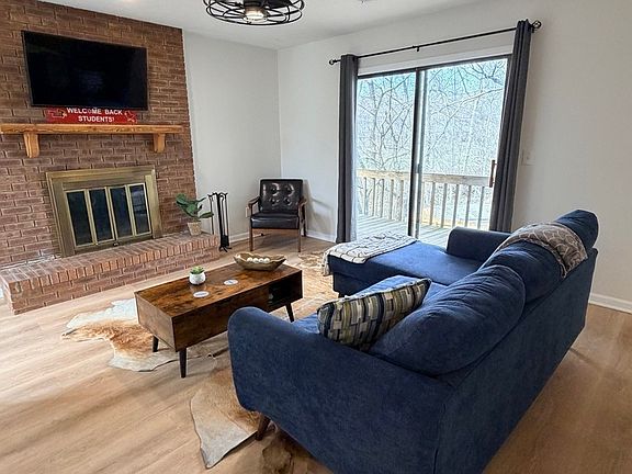 4th image of 903 N Linden St Unit 28