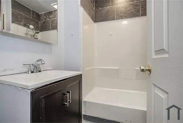 10011 Elizabeth Ave — Photo 15