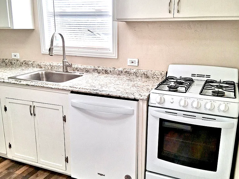 1246 Oak St — Photo 2