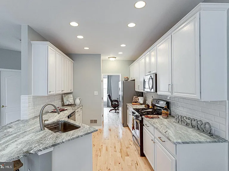 6485 Sutcliffe Dr — Photo 20