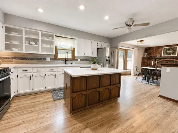 1100 SW 44th St, Blue Springs, MO 64014