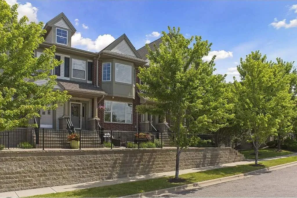 2 bed, 1.5 bath, 1589 sqft, $2,400 — Photo 1