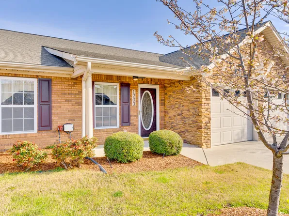 1203 Applebrook Dr, Rossville, GA 30741