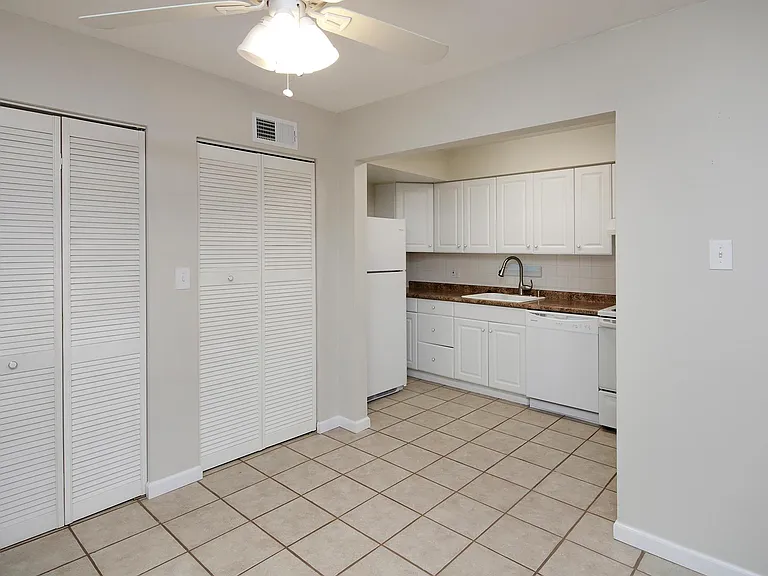 629 Broadmoor Dr #G — Photo 11