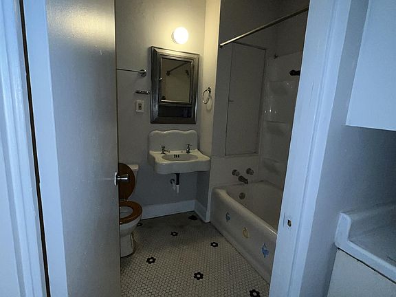 2nd image of 5328 Maywood Ave #5