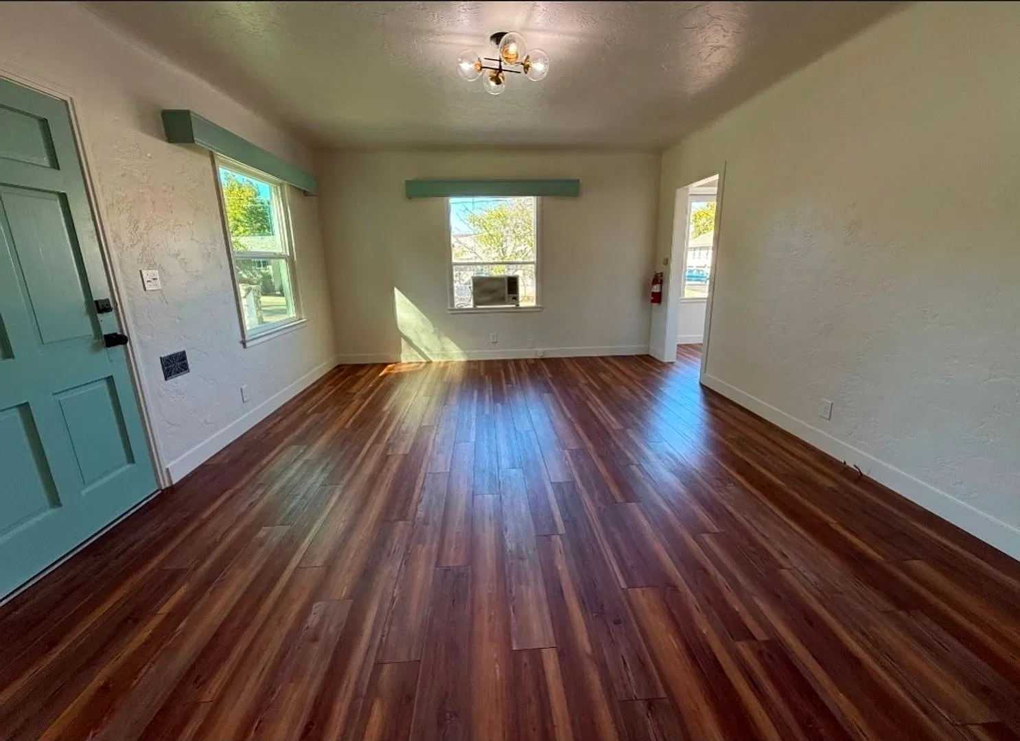 2 bedroom 1 bath home with garage — Photo 4