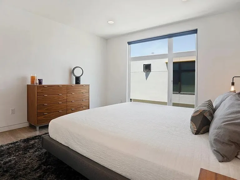 3235 Louise St — Photo 24