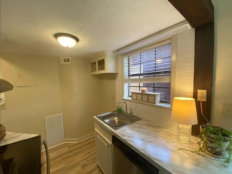 302 Lindale St #B — Photo 9