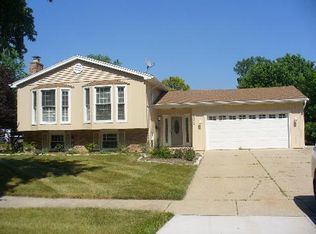 2305 Kingston Dr, Wheaton, IL 60189