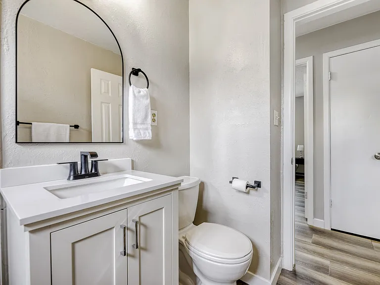 1015 W Longview Ave — Photo 15