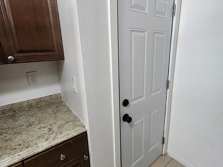933 Laurel Dr — Photo 16