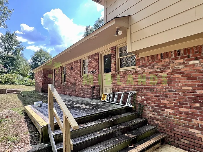 4 bed, 2.0 bath, 2300 sqft, $2,200 — Photo 4