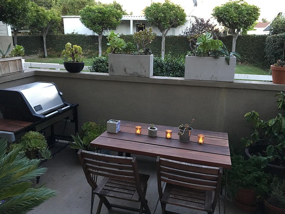 Sunny and private patio looks over common lawn