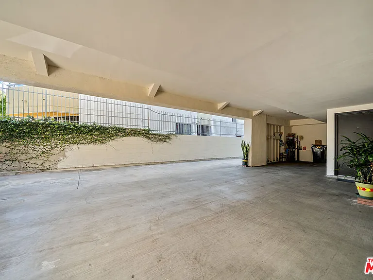 320 Westminster Ave — Photo 34