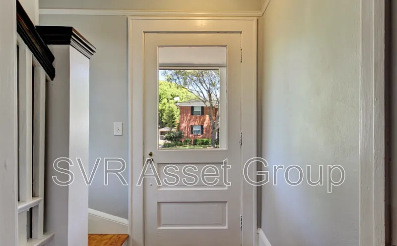 2 bed, 1.0 bath, 1325 sqft, $2,050 — Photo 2