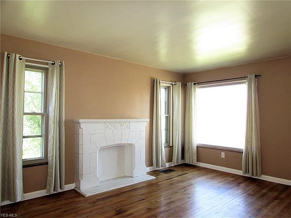 3rd image of 4464 W 168th St