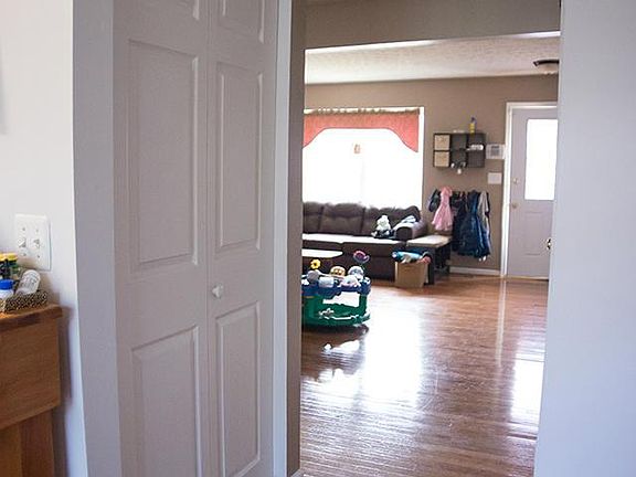 4th image of 105 Bentley Ct