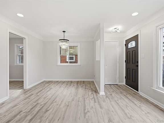 4th image of 28961 Grandview St