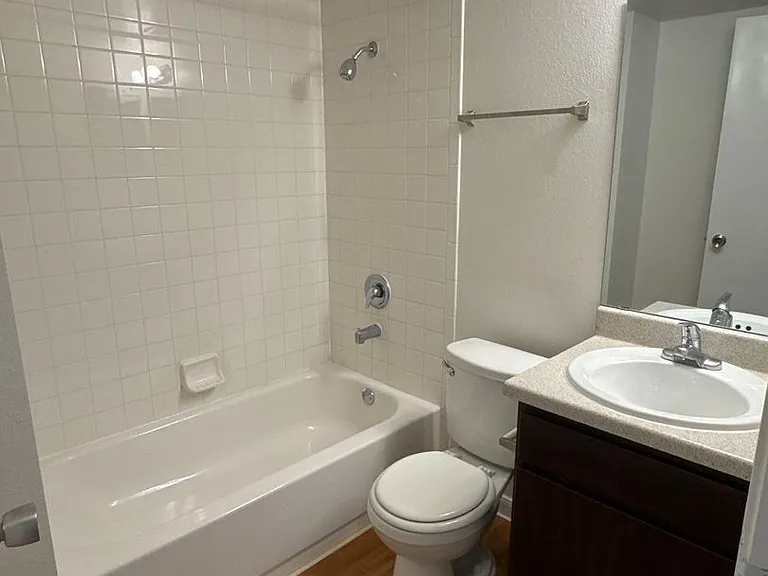 Emerald Cove Apartments — Photo 128