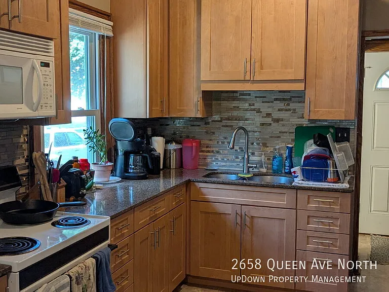 2658 Queen Ave N — Photo 13