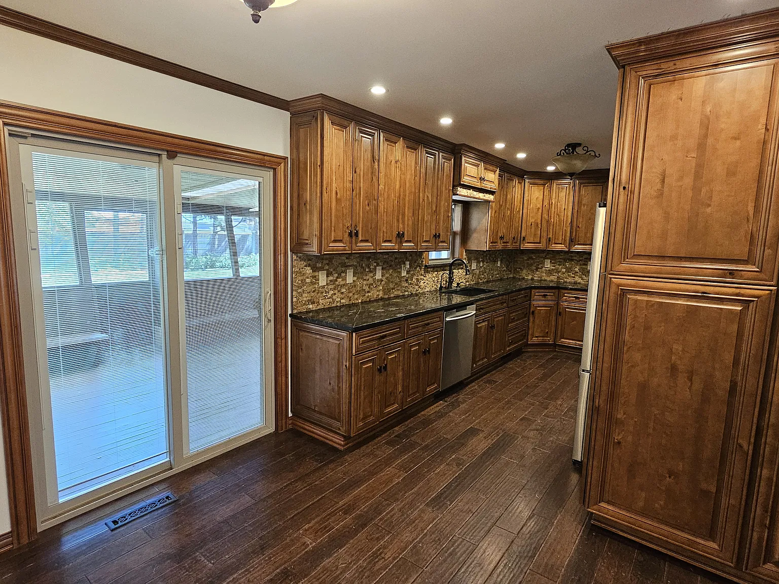 3 bed, 3450 sqft, $2,050 — Photo 4