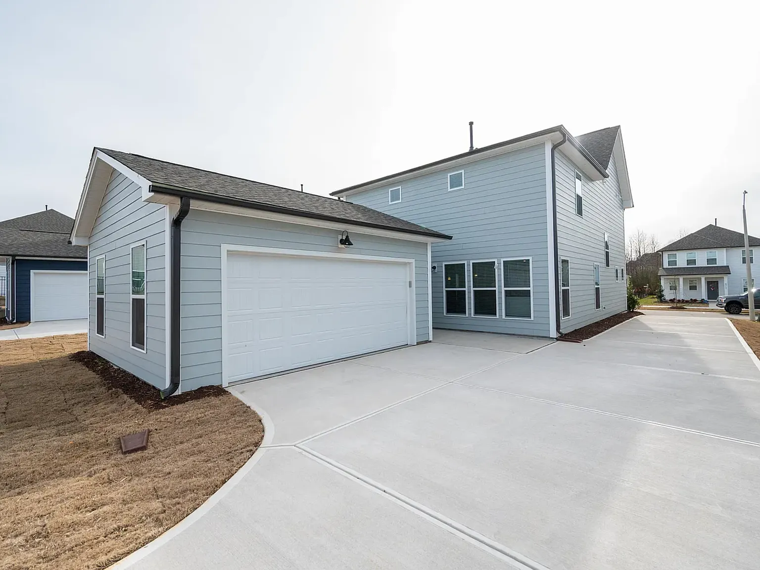 4 bed, 2.5 bath, 2469 sqft, $2,750 — Photo 2