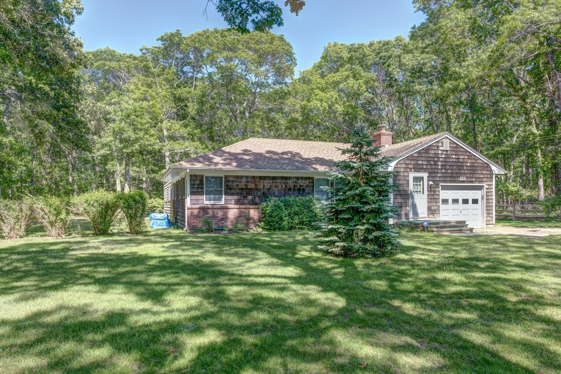 221 Wainscott Harbor Rd in Sagaponack Out East