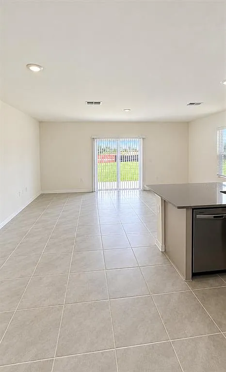 3 bed, 2.5 bath, 1488 sqft, $2,100 — Photo 4