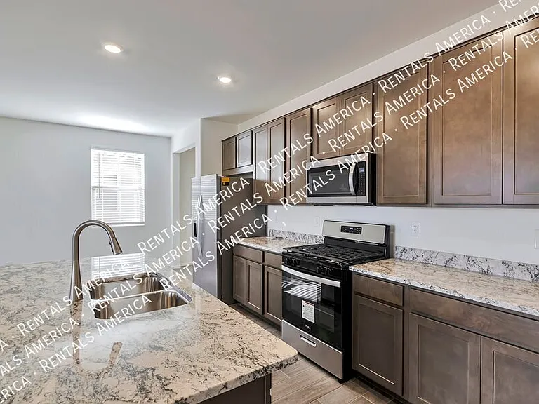 8905 E Pantano Bluff Dr — Photo 2