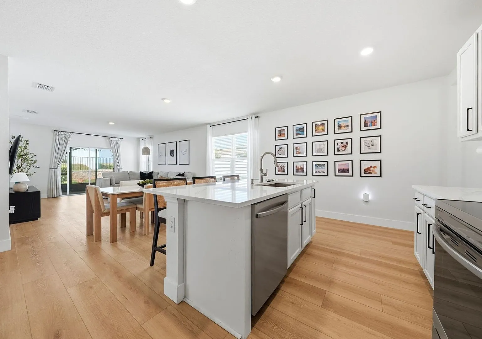 Luxurious 3 bed, 2 bath single family home. — Photo 4