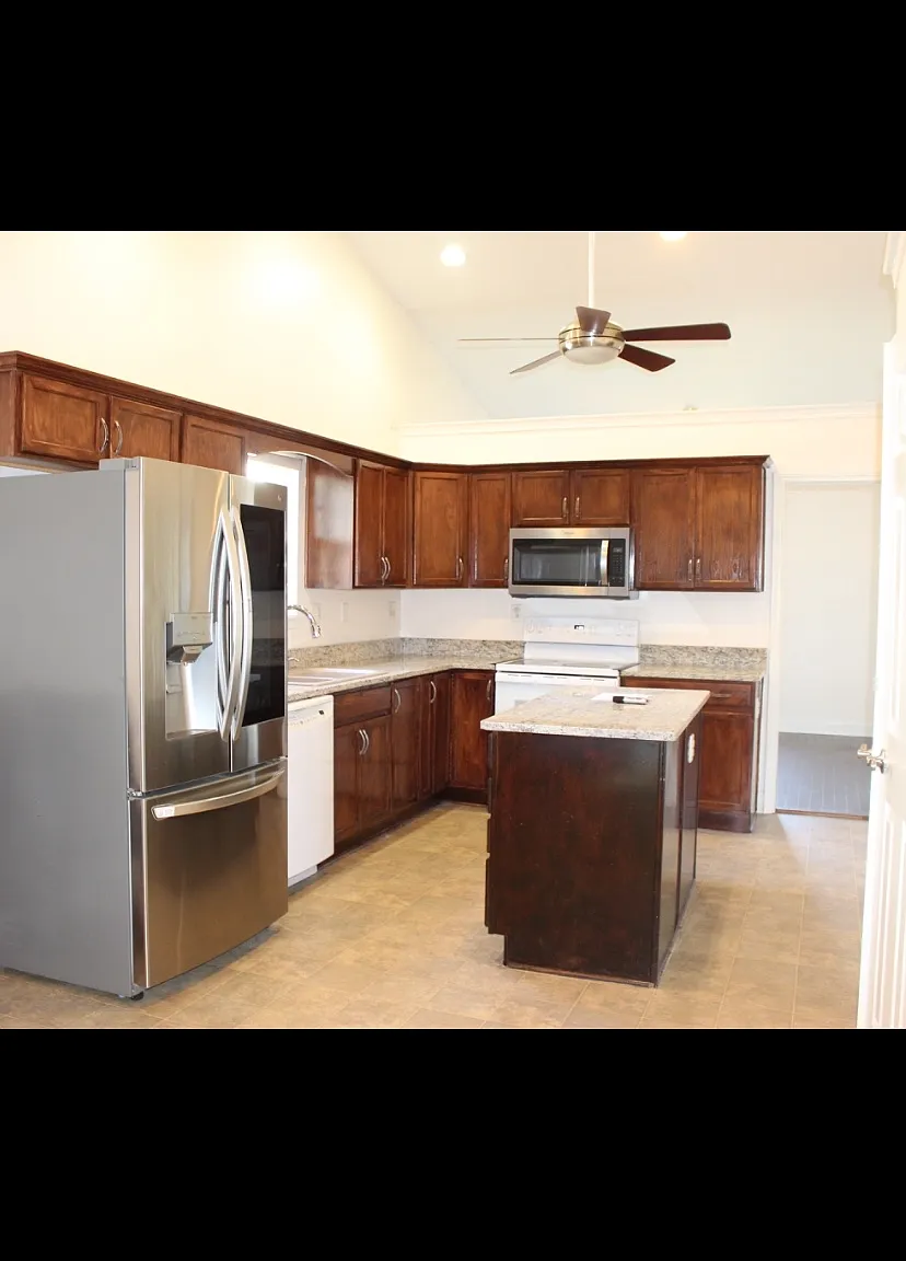 3 bed, 2.5 bath, 2032 sqft, $2,300 — Photo 4
