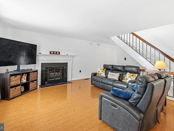 4th image of 20550 Neerwinder St