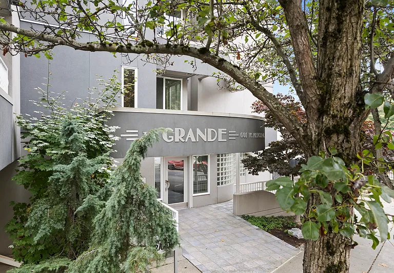 601 W Mercer Pl #401 — Photo 1