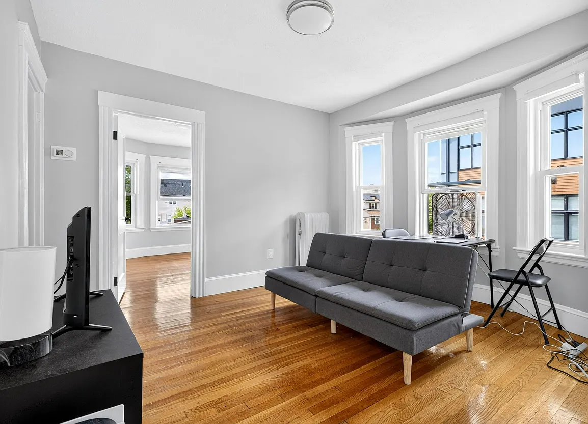 4 bed, 9999 sqft, $5,400 — Photo 3