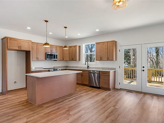 5th image of 125 Cambridge Ln