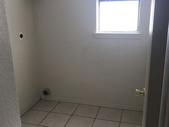 5th image of 909A McDaniel Cir